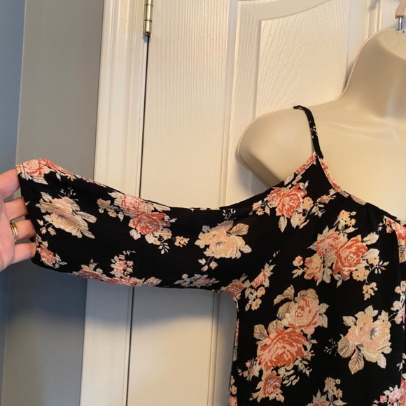 BUY 2 ITEMS GET 1 FREE - Sirens Cold Shoulder Short Sleeve Blouse Sz L - Picture 2 of 3